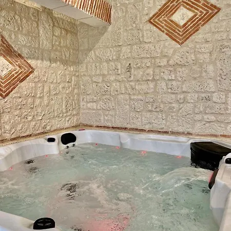 Privative Jacuzzi Sauna De La Del Castagnol *
