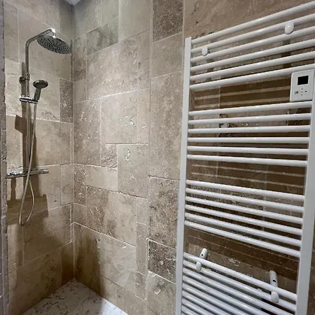 Privative Jacuzzi Sauna De La Del Castagnol Guest house *
