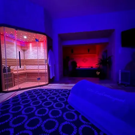 Privative Jacuzzi Sauna De La Del Castagnol Guest house Saint-Nexans