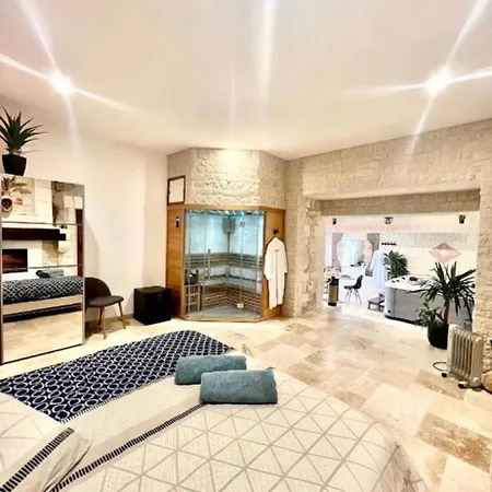 Privative Jacuzzi Sauna De La Del Castagnol Guest house Saint-Nexans