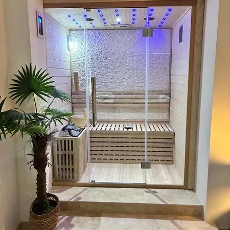Pensjonat Privative Jacuzzi Sauna De La Del Castagnol 4*