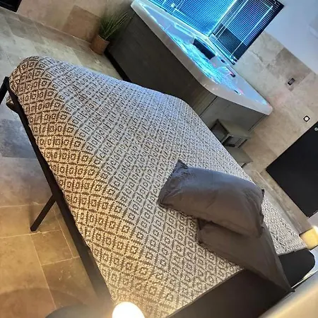 Privative Jacuzzi Sauna De La Del Castagnol 4*