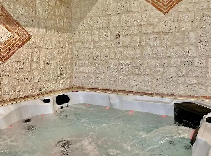 Privative Jacuzzi Sauna De La Del Castagnol 4*