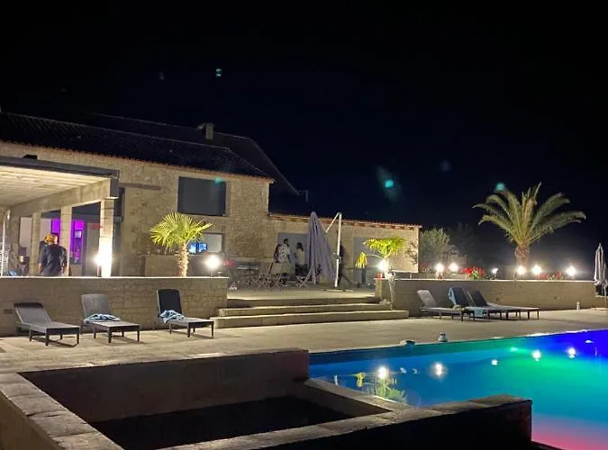 Privative Jacuzzi Sauna De La Del Castagnol