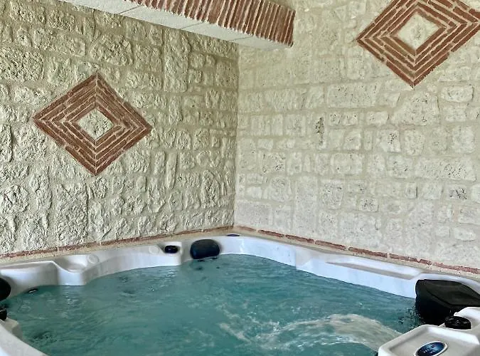 Privative Jacuzzi Sauna De La Del Castagnol 4*