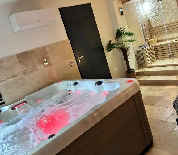 Privative Jacuzzi Sauna De La Del Castagnol 4* Saint-Nexans