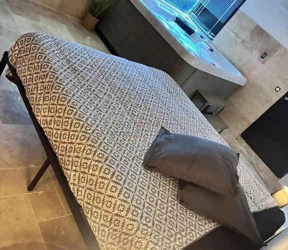 Privative Jacuzzi Sauna De La Del Castagnol 4*