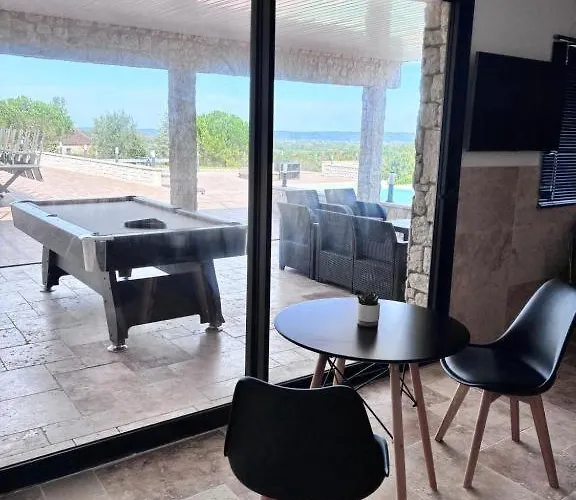 Privative Jacuzzi Sauna De La Del Castagnol